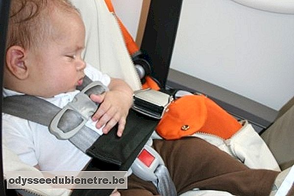 Bebê viajando de avião dentro de sua cadeirinha