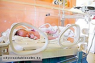 Bebê recém-nascido na incubadora