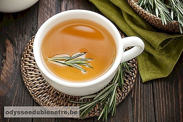 10 Incríveis Benefícios do Chá de Alecrim (que você nem imaginava)