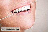 Passar o fio dental entre os dentes