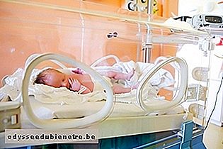Bebê prematuro na incubadora