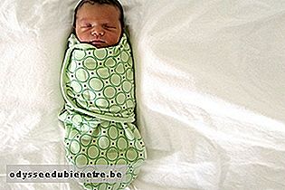 Bebê enrolado na manta