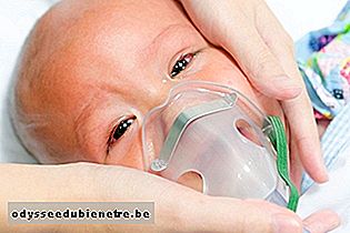 Bebê com máscara de oxigênio