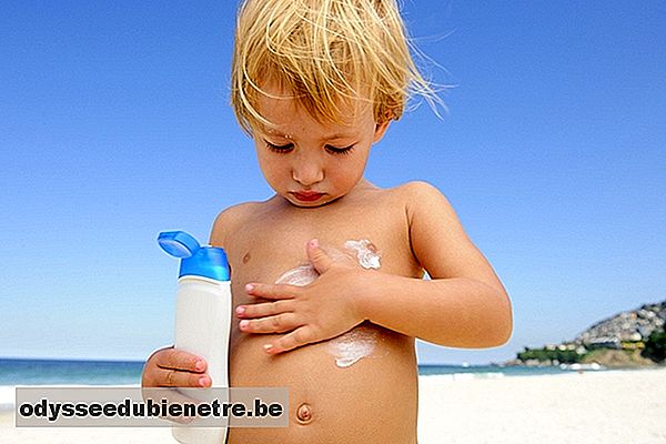 Quando passar protetor solar no bebê para evitar alergia