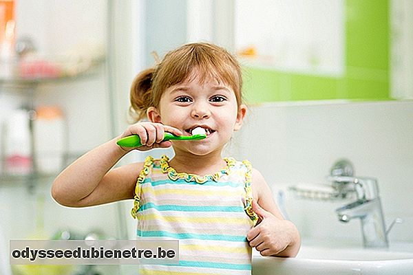 Quando começar a escovar os dentes do bebê