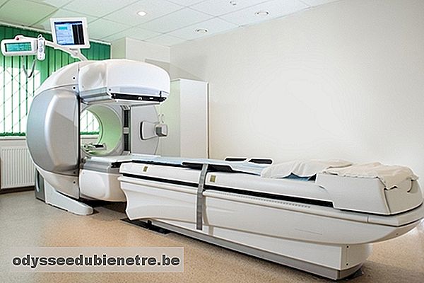 Máquina para tratamento com radioterapia