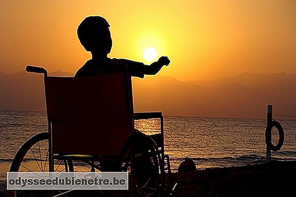 Entre 8-12 anos a criança fica dependente da cadeira de rodas