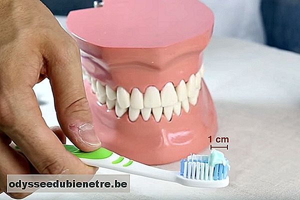 Como escovar os dentes de uma pessoa acamada