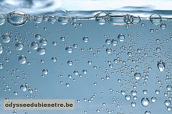5 benefícios da água com gás