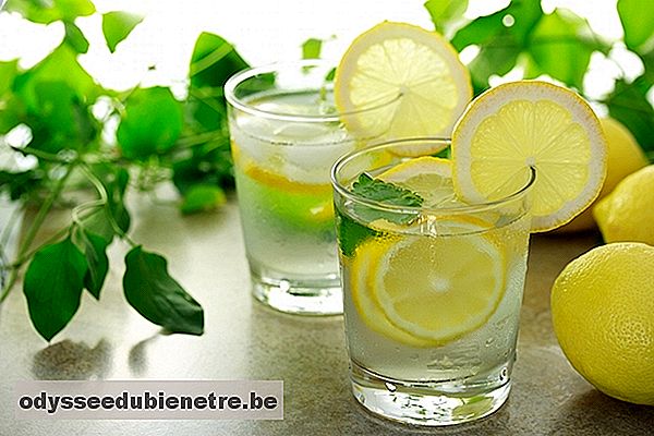 Como usar a água e o limão para soltar o intestino