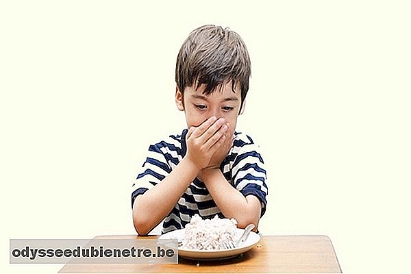 O que fazer para a criança mastigar a comida