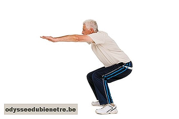 5 exercícios para idosos fazerem em casa