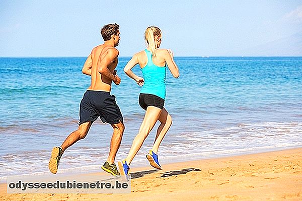 Benefícios de correr na praia