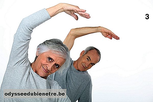 Exercícios de alongamento para idosos fazerem em casa