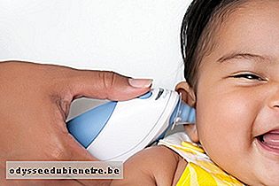 Termómetro de ouvido no bebê