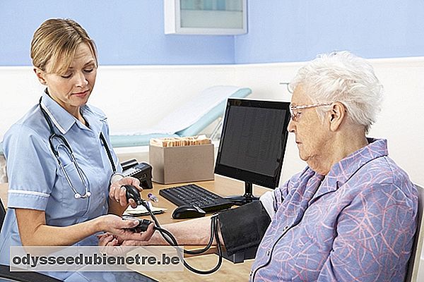 Como identificar e controlar a pressão alta no idoso