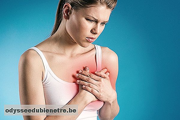 Sintomas de infarto na mulher e o que fazer