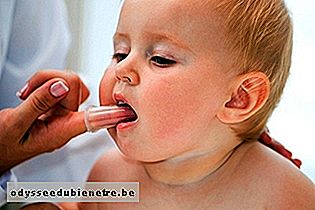 Limpar a boca do bebê com dedeira