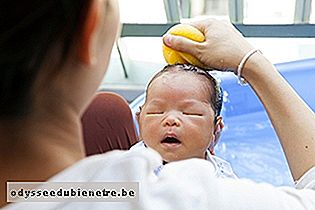 Lavar o cabelo do bebê recém-nascido