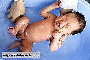 Lavar o corpo do bebê recém-nascido