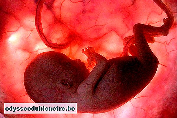 A sífilis pode passar pela placenta, infectando o bebê