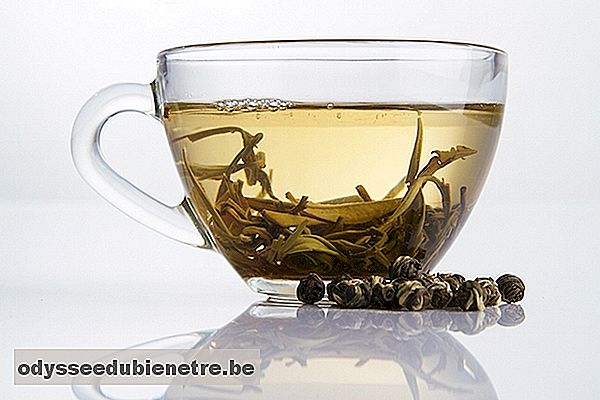 Como usar o chá branco para aumentar o metabolismo e queimar gordura