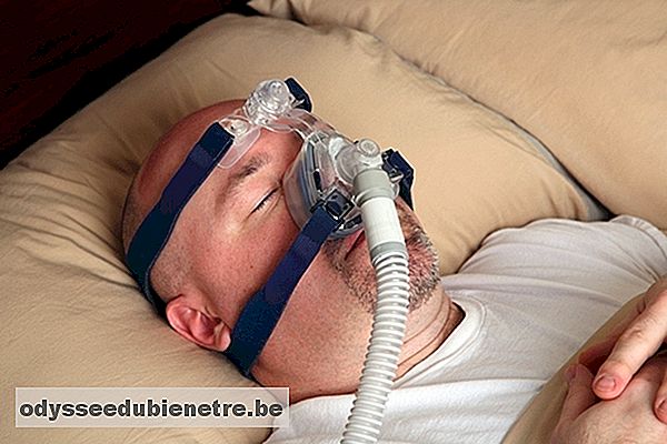 Homem usando CPAP nasal