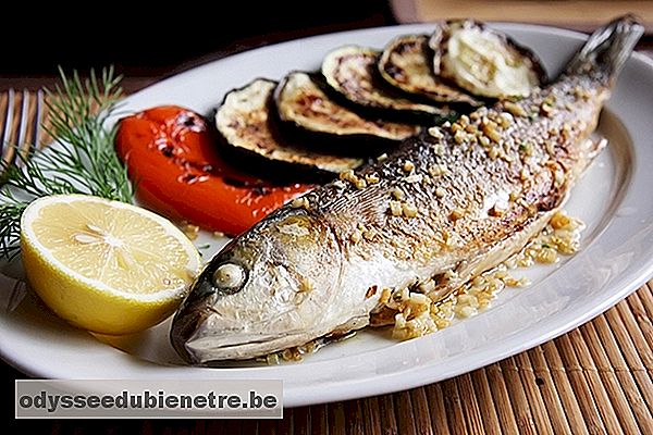 Receita de peixe assado para combater o colesterol