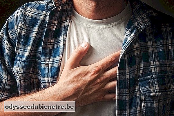 Dor no meio do peito: 7 possíveis causas