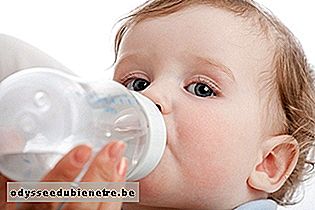 Reidratar o bebê ou a criança com leite ou água